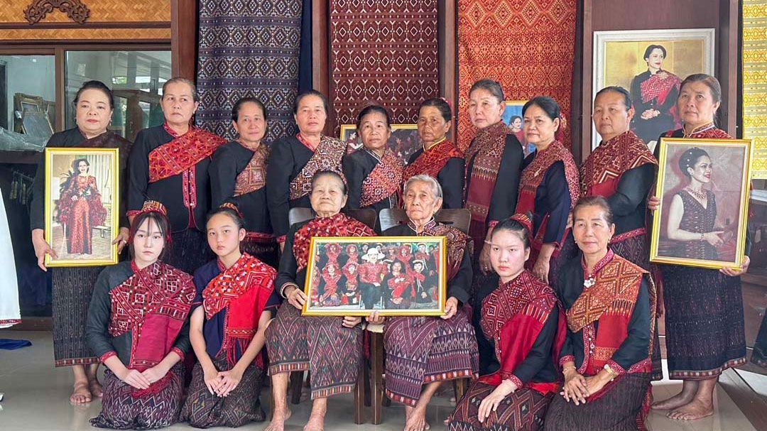 'กลุ่มสตรีทอผ้าไหมแพรวาบ้านโพน'สุดอาลัย'พระบรมราชชนนีพันปีหลวง'