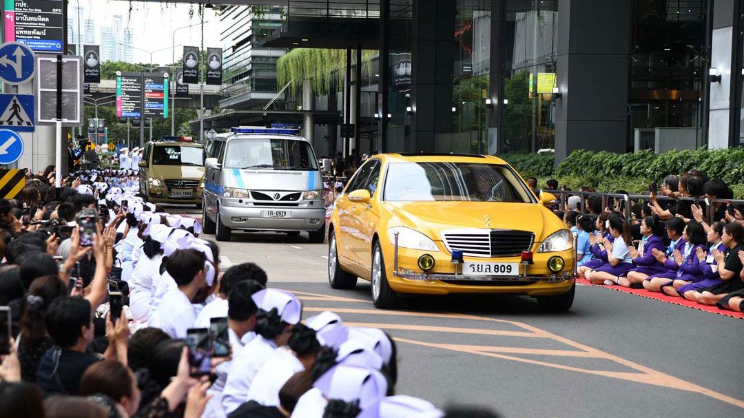 'ในหลวง-พระราชินี'พระบรมวงศานุวงศ์ เชิญพระบรมศพ'สมเด็จพระพันปีหลวง'กลับสู่พระบรมมหาราชวัง (ประมวลภาพ)