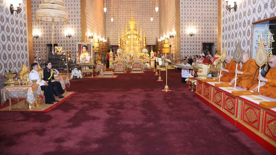 'ในหลวง-พระราชินี'เสด็จฯในพระพิธีธรรมสวดพระอภิธรรมพระบรมศพ'สมเด็จพระพันปีหลวง'