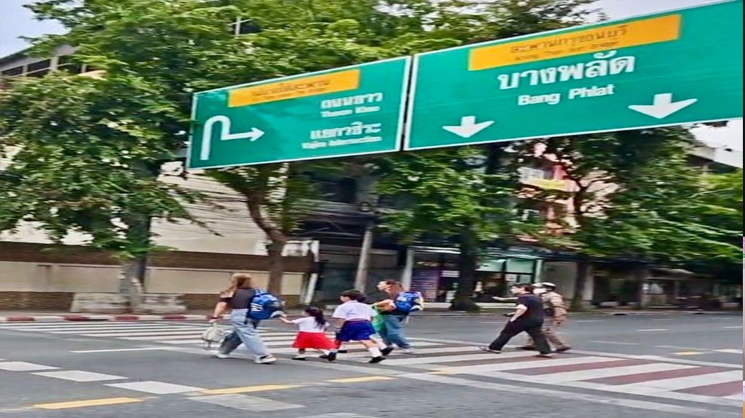 ‘ชัชชาติ’ ดูการจราจรเปิดเทอมวันแรกแยกซังฮี้