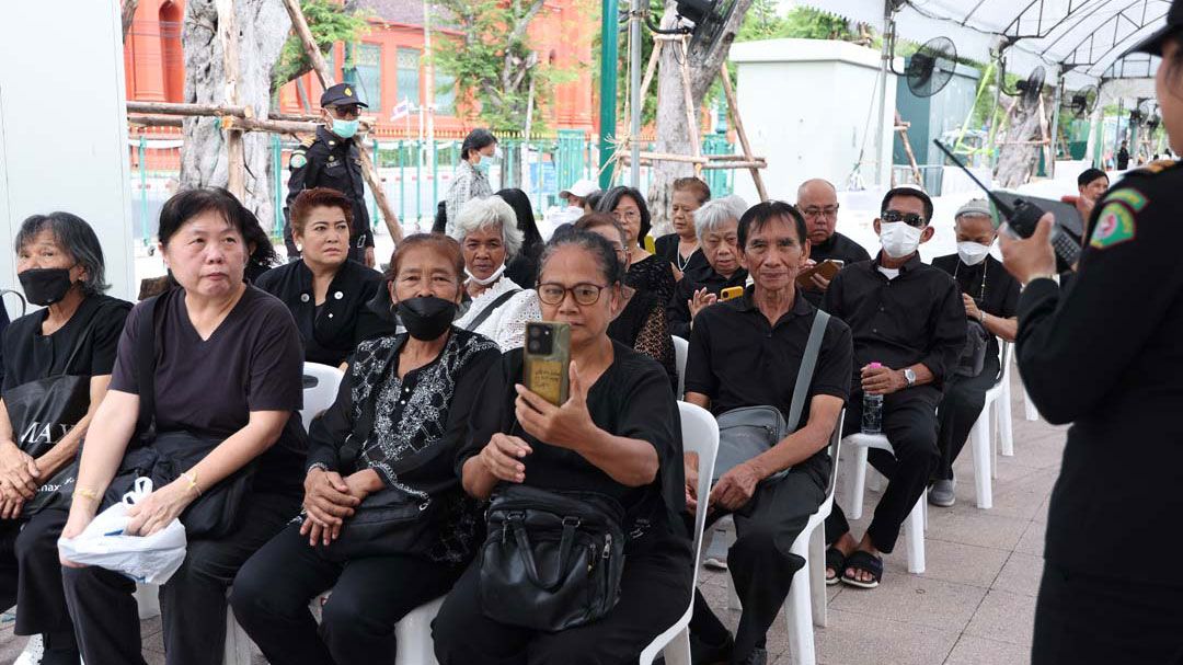 พสกนิกรทั่วสารทิศ เข้าถวายสักการะ-ลงนามถวายความอาลัย'สมเด็จพระพันปีหลวง'