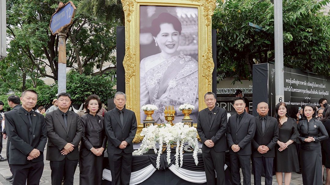 คณะผู้บริหาร และพนักงานกลุ่มบริษัท เอ็ม บี เค ร่วมเฝ้าฯ รับเสด็จในหลวง-พระราชินี และพระบรมวงศานุวงศ์ เชิญพระบรมศพสมเด็จพระพันปีหลวง ไปยังพระบรมหาราชวัง