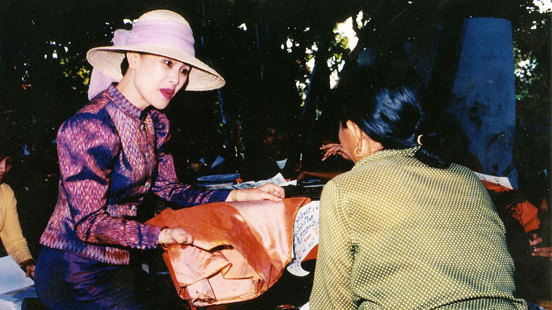 น้อมรำลึกในพระมหากรุณาธิคุณ  ‘สมเด็จพระบรมราชชนนีพันปีหลวง’ โครงการในพระราชดำริ ‘มูลนิธิส่งเสริมศิลปาชีพฯ’ ศิลปหัตกรรมจากฝีมือชาวไร่ชาวนา