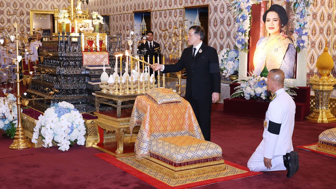 ‘ในหลวง-พระราชินี’ ทรงบำเพ็ญพระราชกุศลพระพิธีธรรมสวดพระอภิธรรมพระบรมศพ ‘สมเด็จพระพันปีหลวง’