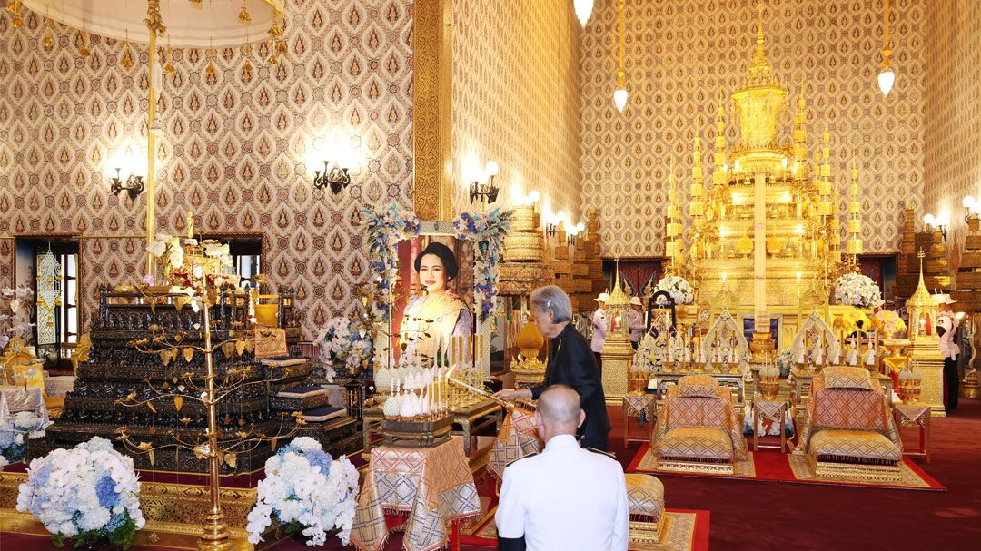 พสกนิกรทั่วทุกสารทิศถวายสักการะสมเด็จพระพันปีหลวง เบื้องหน้าพระฉายาลักษณ์ พร้อมลงนามถวายความอาลัย