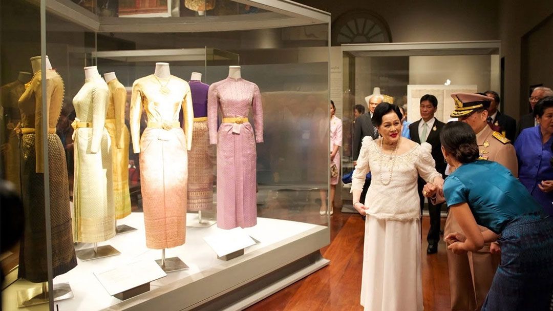 น้อมสำนึกในพระมหากรุณาธิคุณ สมเด็จพระบรมราชชนนีพันปีหลวง ผู้ทรงก่อตั้ง ‘พิพิพิธภัณฑ์ผ้าฯ’ แหล่งความรู้ที่ยั่งยืนผ่านเครื่องแต่งกายในราชสำนัก