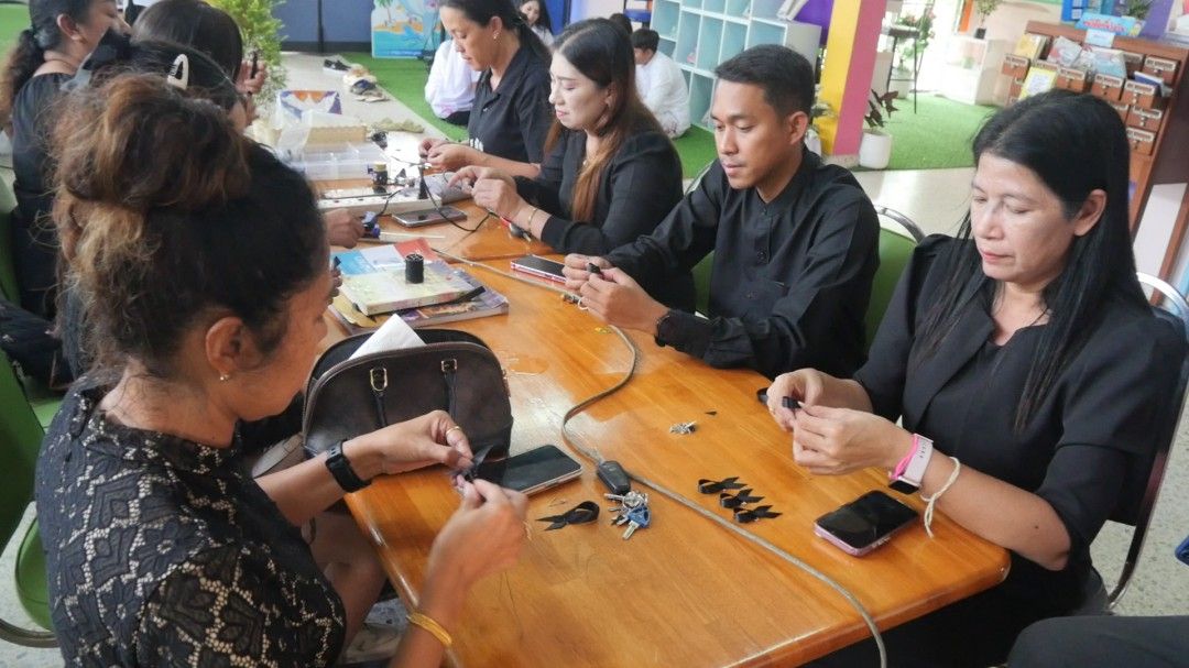 ตรังร่วมอาลัย! ศูนย์ สกร.จัดกิจกรรม ‘ทำริบบิ้นดำ’ แจกฟรีลดภาระค่าใช้จ่าย ปชช.