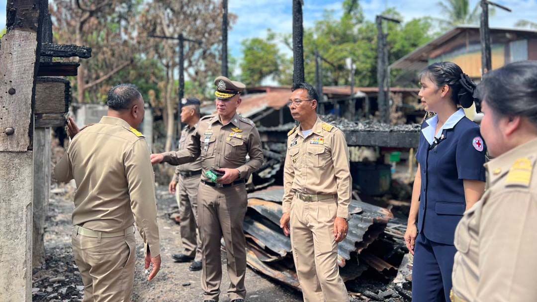 ‘ผู้การฯสิงห์บุรี’ร่วมมอบสิ่งของพระราชทาน มูลนิธิราชประชานุเคราะห์ฯแก่ผู้ประสบอัคคีภัย
