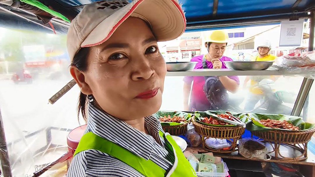 หมูทอดห่อใบตองเจ้าดังหน้าปณ.สงขลา ลูกค้าเหนียวแน่น ทั้งยังราคาเดิม20บาท