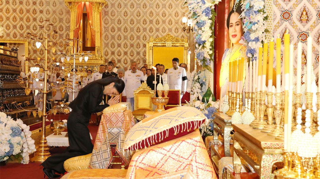 ‘เจ้าฟ้าสิริวัณณวรี’ ทรงพิธีรับพระราชทานภัตตาหารเพล แด่พระพิธีธรรมสวดพระอภิธรรมพระบรมศพ ‘พระพันปีหลวง’
