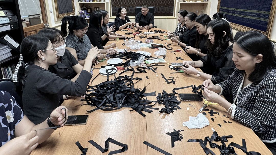 ลพบุรีพร้อมใจ! ทำริบบิ้นดำแจก ปชช. ที่จุดลงนามถวายอาลัย ‘สมเด็จพระพันปีหลวง’