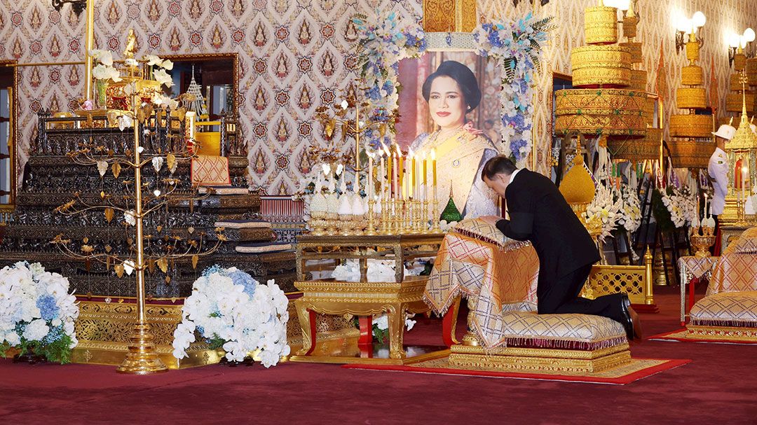 เสด็จฯทรงบำเพ็ญพระราชกุศล  ในหลวง-ราชินี  สวดอภิธรรมพระบรมศพ  สมเด็จพระพันปีหลวง