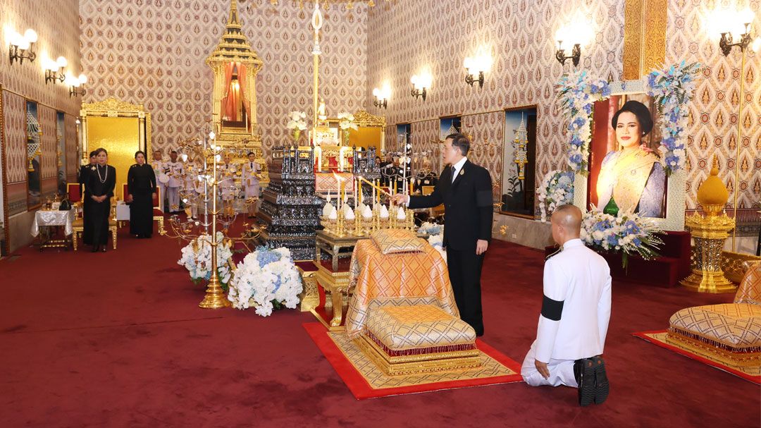 ‘ในหลวง-พระราชินี‘ ทรงบำเพ็ญพระราชกุศลถวายพระบรมศพ 'พระพันปีหลวง'  วันที่ 3