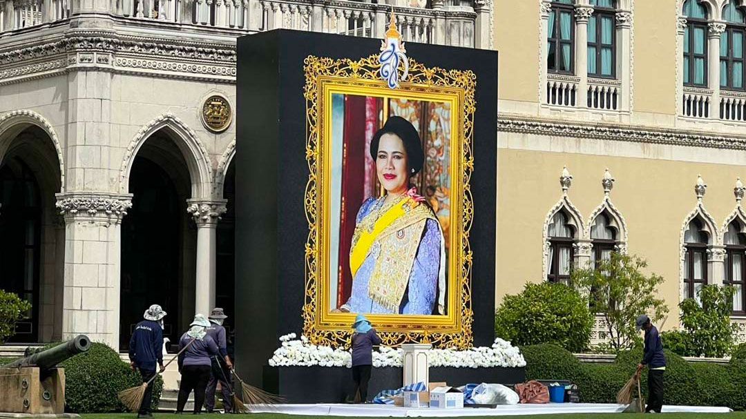 ทำเนียบฯอัญเชิญพระฉายาลักษณ์'สมเด็จพระพันปีหลวง' ประดิษฐานหน้าตึกไทยคู่ฟ้า