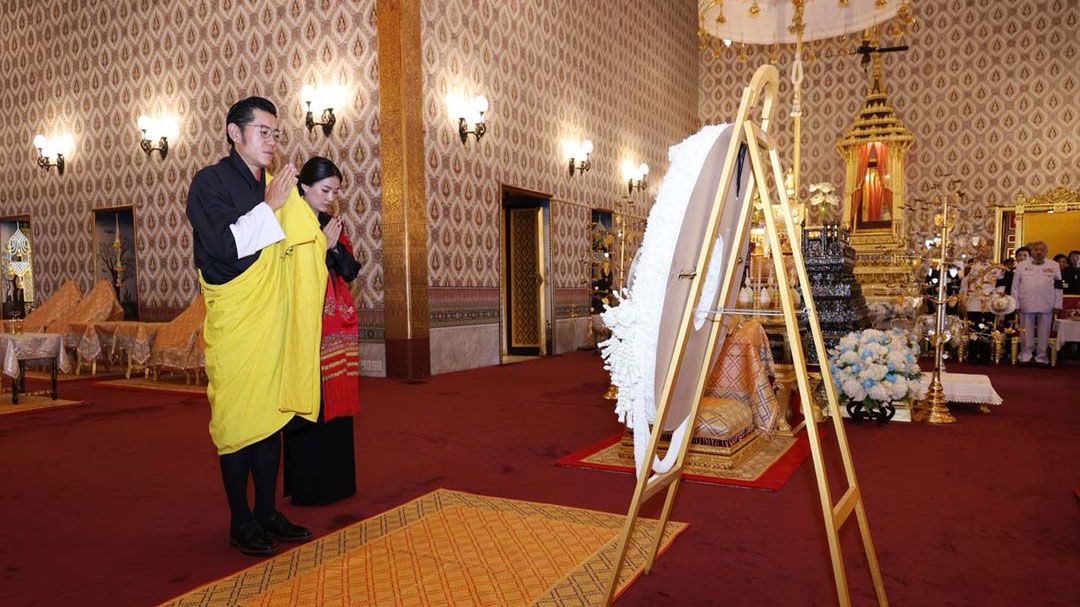 'กษัตริย์จิกมี-พระราชินีเจตซุน'เสด็จฯทรงวางพวงมาลาถวายราชสักการะพระบรมศพ'สมเด็จพระพันปีหลวง'