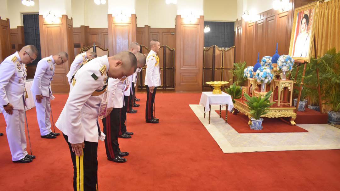 คณะบุคคล-ประชาชนทั่วทุกสารทิศ เข้าถวายสักการะเบื้องหน้าพระฉายาลักษณ์'พระพันปีหลวง'ด้วยความอาลัยยิ่ง