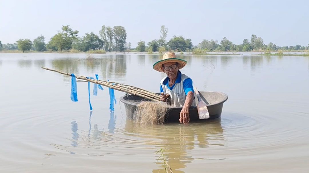 ตาวัย 71ปี ไอเดียเก๋! ใช้อ่างผสมปูนแทนเรือ ลงข่าย ดักปลาขาย