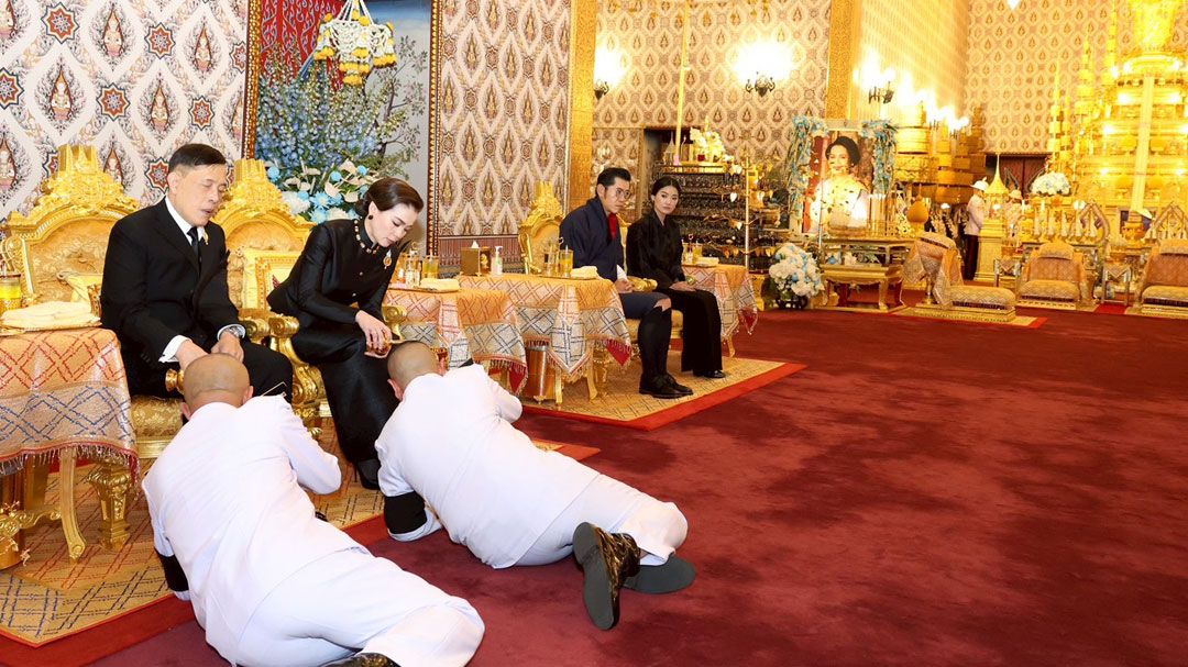 ในหลวง-พระราชินี กษัตริย์จิกมี-ราชินีภูฏาน ทรงบำเพ็ญพระราชกุศลพระบรมศพ ‘พระพันปีหลวง’