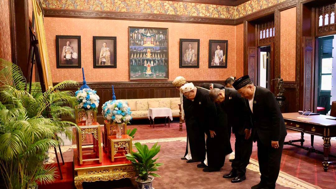 จุฬาราชมนตรี-ปชช.ทุกหมู่เหล่าถวายสักการะ-ลงนามถวายความอาลัย'สมเด็จพระพันปีหลวง'