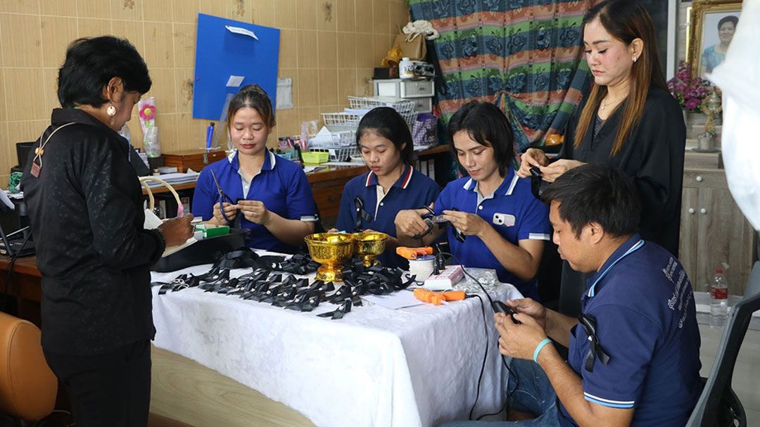 ร้านดอกไม้ราชบุรีทำริบบิ้นดำประดับมุกแจกฟรี น้อมสำนึกในพระมหากรุณาธิคุณงสมเด็จพระพันปีหลวงง