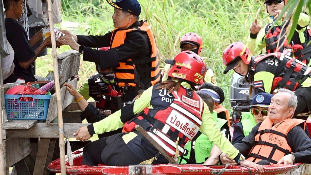 'กอ.รมน.-มูลนิธิไทยอาสาป้องกันชาติ-ป่อเต็กตึ๊ง'ร่วมบรรเทาทุกข์ผู้ประสบอุทกภัย‘ป่าโมก-วิเศษชัยชาญ’