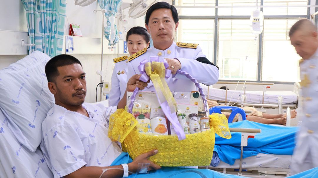 'ในหลวง' โปรดเกล้าฯ ให้รองผู้ว่าฯ นราธิวาส เชิญดอกไม้และตะกร้าสิ่งของพระราชทานไปมอบเจ้าหน้าที่ตำรวจที่ได้รับบาดเจ็บ