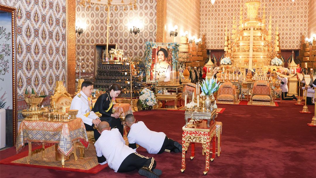 ‘ในหลวง-พระราชินี‘ ทรงบำเพ็ญพระราชกุศล สัตตมวาร (7วัน) ถวายพระบรมศพ ’สมเด็จพระพันปีหลวง’