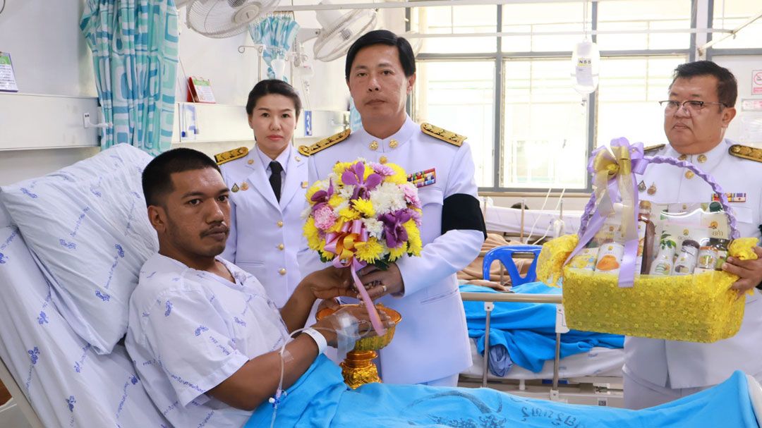 ‘ในหลวง’ โปรดเกล้าฯให้ รองผู้ว่าฯจ.นรา เชิญตะกร้าสิ่งของพระราชทานไปมอบเจ้าหน้าที่ตำรวจที่ได้รับบาดเจ็บ