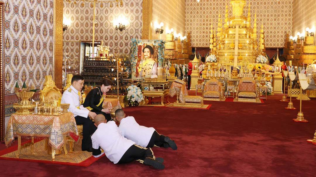 ‘ในหลวง-พระราชินี’เสด็จฯทรงบำเพ็ญพระราชกุศลสัตตมวาร (7 วัน) ถวายพระบรมศพ‘สมเด็จพระพันปีหลวง’