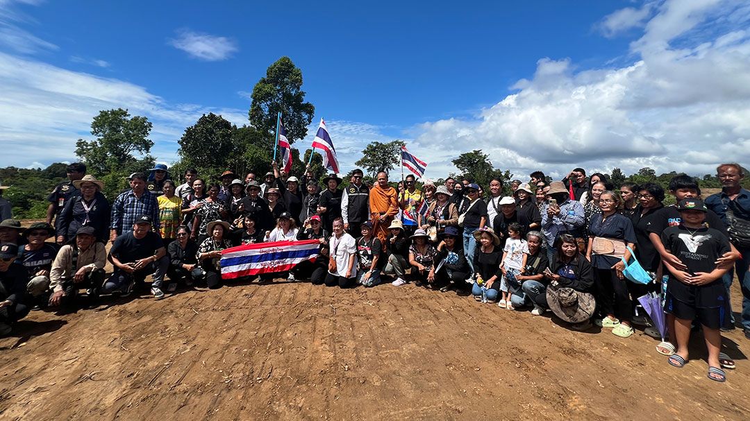 กลุ่มคนไทยรักชาตินับ 100คนแห่เดินทาง ให้กำลังใจนาวิกโยธินตราด ที่บ้าน 3หลัง