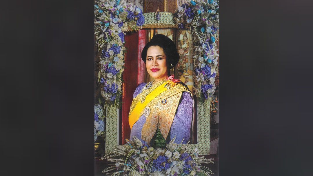 ในหลวง พระราชทานพระฉายาลักษณ์ 'สมเด็จพระพันปีหลวง' แก่ปชช.ลงนามถวายความอาลัย