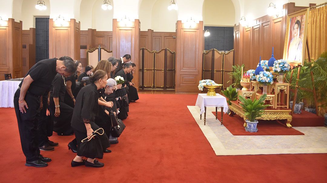 พสกนิกรเข้าถวายสักการะ-ลงนามถวายความอาลัย'สมเด็จพระพันปีหลวง'