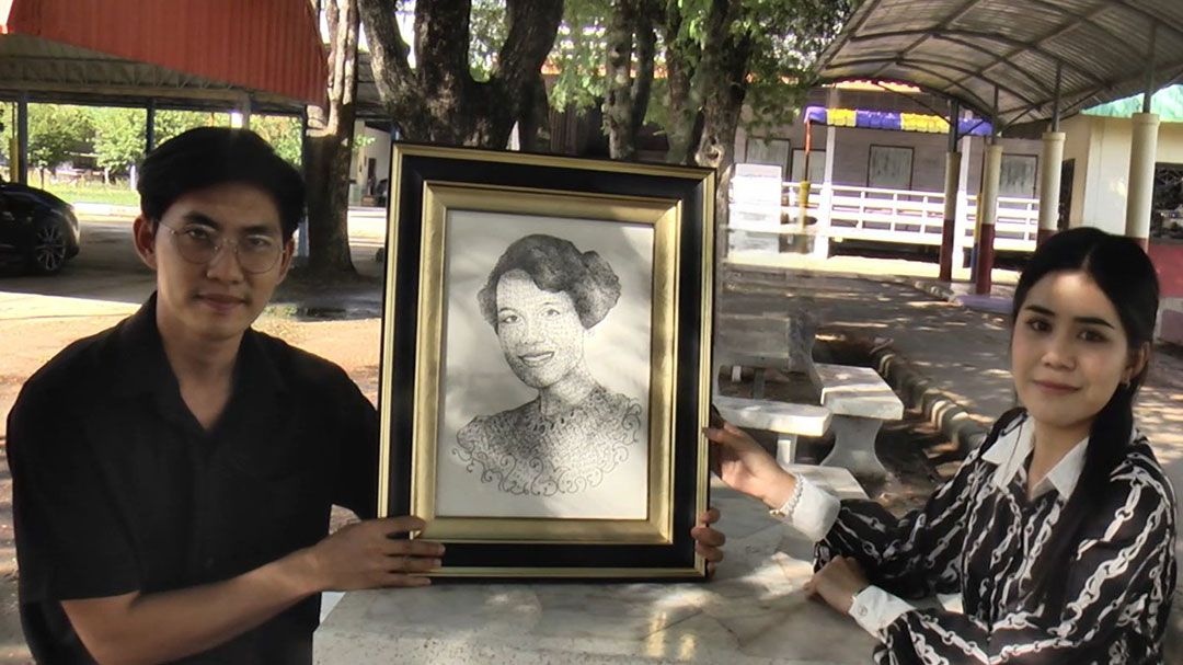 ครูบุรีรัมย์สร้างสรรค์ผลงานชิ้นเอก! ถวายอาลัย ‘สมเด็จพระพันปีหลวง’