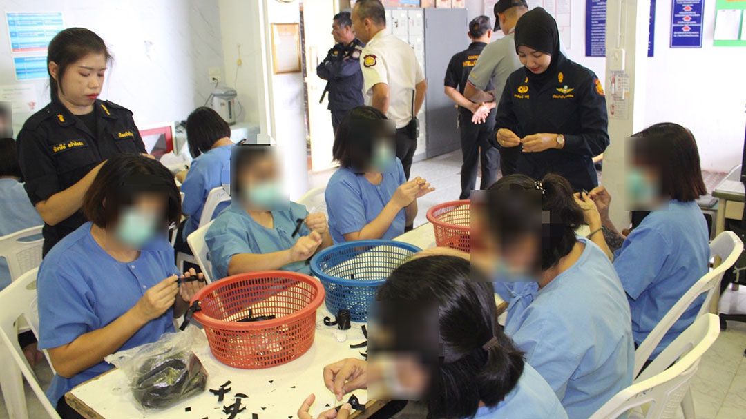 ผู้ต้องขังเบตงร่วมใจ! ‘ทำริบบิ้นดำ’ ถวายอาลัย ‘สมเด็จพระพันปีหลวง’