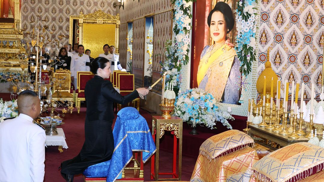 ‘ท่านผู้หญิงพลอยไพลิน‘ บำเพ็ญพระราชกุศล ถวายพระบรมศพ ‘สมเด็จพระพันปีหลวง’