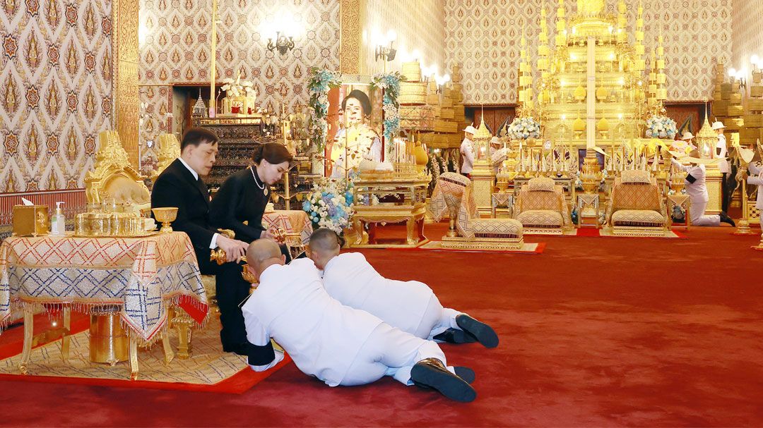 'ในหลวง-พระราชินี'ทรงบำเพ็ญพระราชกุศลพระบรมศพ พระพันปีหลวง