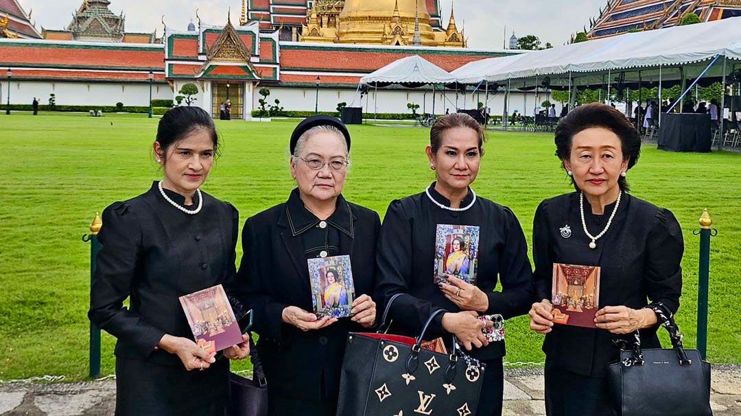 พสกนิกรทั่วสารทิศเข้าถวายสักการะพระบรมศพ พร้อมลงนามถวายความอาลัย‘สมเด็จพระพันปีหลวง’