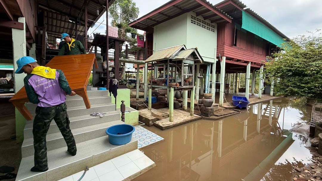 'พล.ม.2 รอ.'ลงพื้นที่เร่งช่วยเหลือปชช. หลังสถานการณ์น้ำท่วมอยุธยาคลี่คลาย