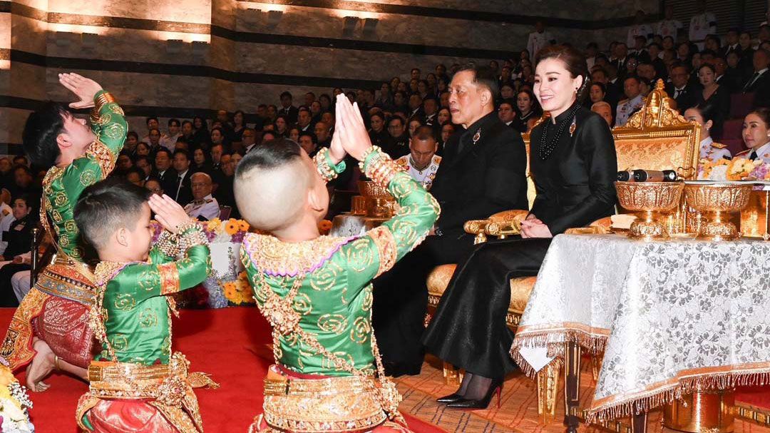 ‘ในหลวง-พระราชินี’ทอดพระเนตร การแสดงโขนมูลนิธิส่งเสริมศิลปาชีพฯ รอบปฐมทัศน์ ตอน‘สัตยาพาลี’ สืบสานพระราชปณิธาน‘พระพันปีหลวง’