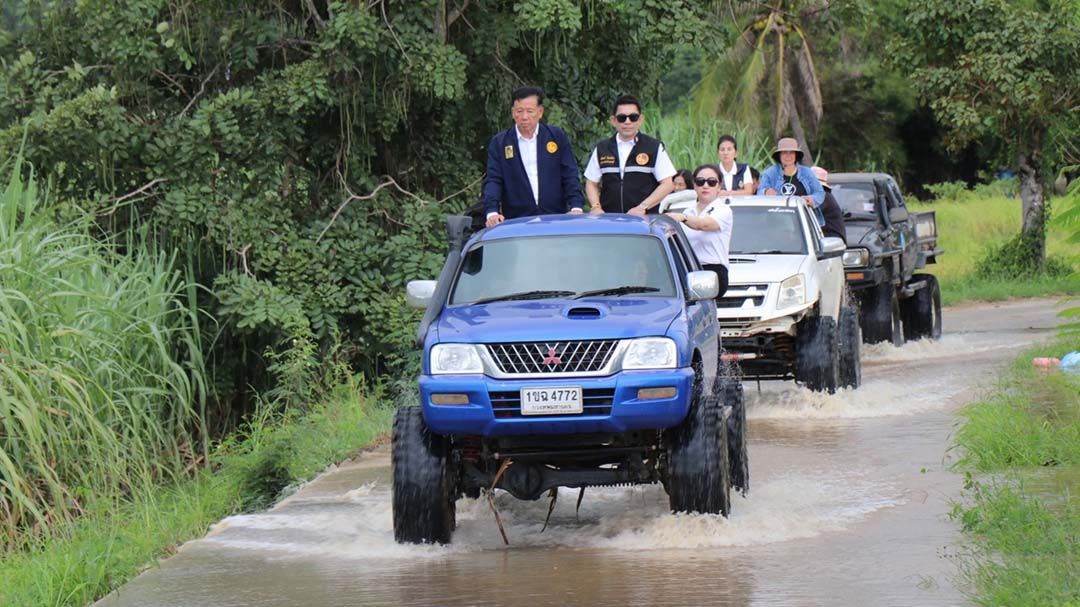 ‘มท.3’ควงพ่อเมืองกาญจน์ ลุยมอบถุงยังชัพช่วยผู้ประสบอุทกภัยน้ำท่วม