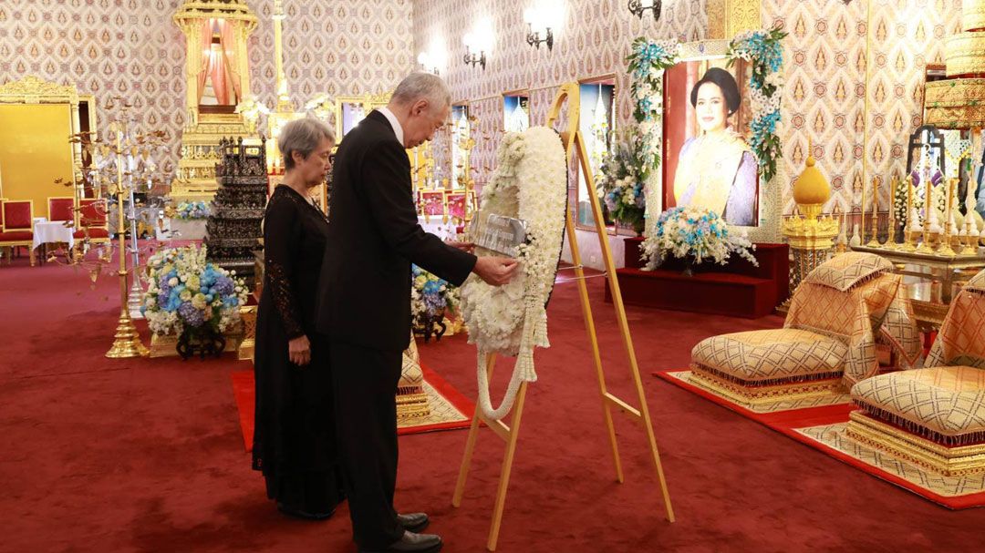 อดีตนายกฯสิงคโปร์ วางพวงมาลา ถวายสักการะ ‘สมเด็จพระพันปีหลวง‘