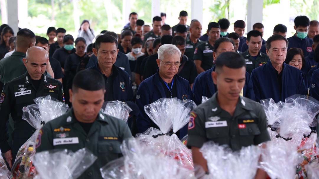 คณะนศ.‘วัคซีนชีวิต’ร่วมสมาคมตำรวจ มอบอุปกรณ์การศึกษา-กีฬา-ทุน แก่รร.ใน‘ตรัง-กระบี่’