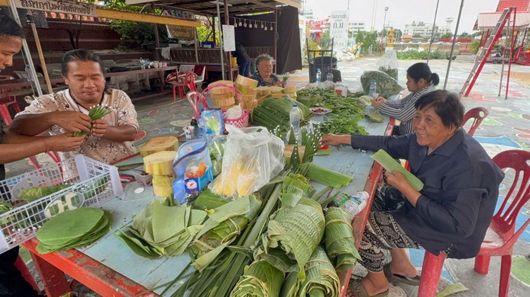 ชาวบ้านทำกระทงจากวัสดุธรรมชาติถวายวัดสนามชัยจำหน่ายวันลอยกระทงนำเงินรายได้เข้าวัด