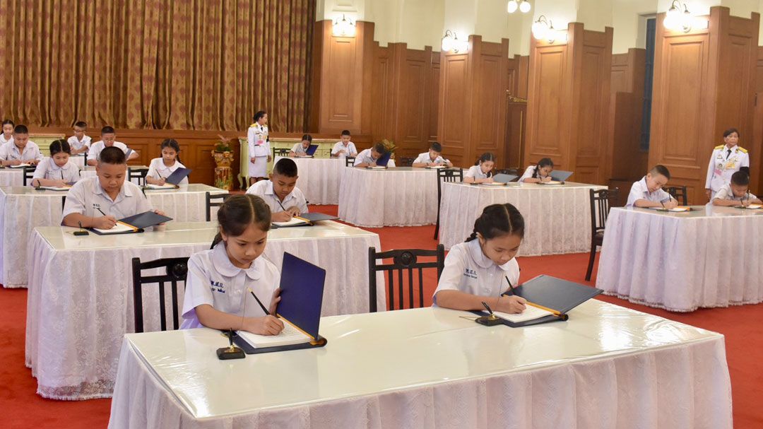 ประชาชนฝ่าสายฝน ถวายสักการะพระบรมศพ ‘พระพันปีหลวง’ (ประมวลภาพ)