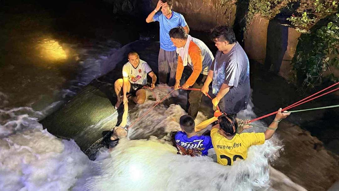 ชายวัย62ขี่ซาเล้งข้ามฝายน้ำล้น ไหลเชี่ยว ถูกกระแสน้ำซัดตก กู้ภัยช่วยทุกลักทุเลกว่า 1 ชม.รอดตาย