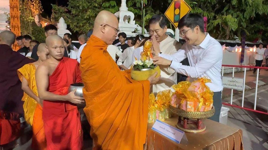 ปชช.แห่ตักบาตร 'เป็งปุ๊ด' เที่ยงคืน เชียงรายอัญเชิญพระอุปคุต แห่ราชรถบุษบกเสริมสิริมงคลชีวิต