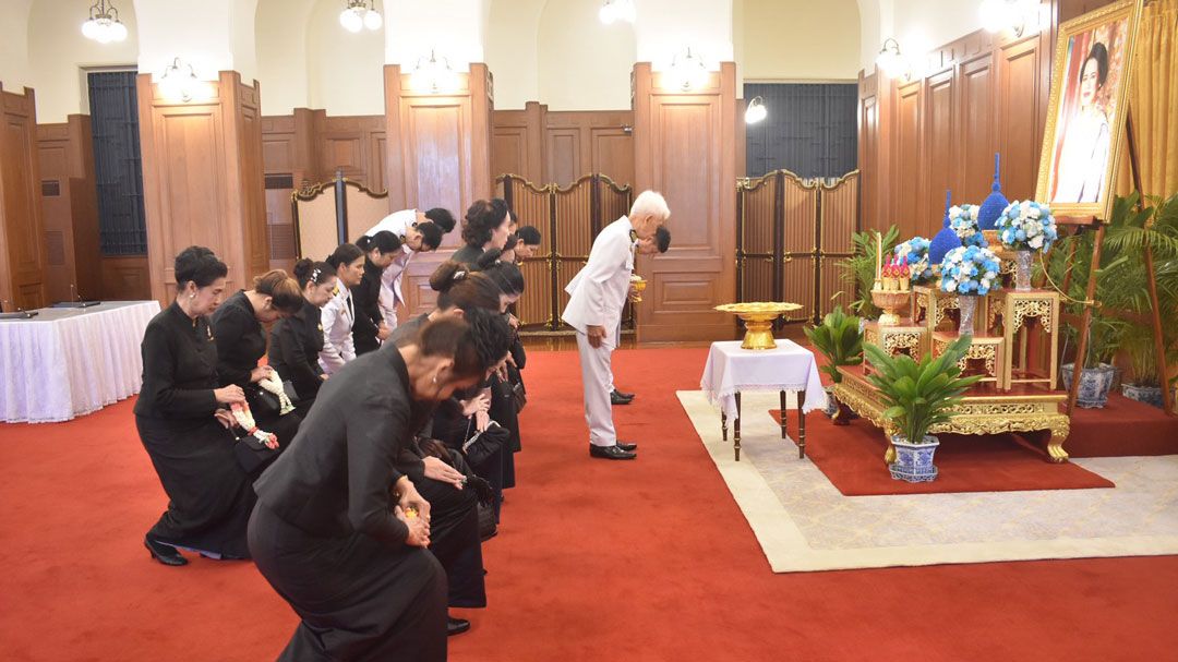 ราชสกุล-พสกนิกร เข้าถวายสักการะพระบรมศพ และ ลงนามถวายความอาลัย ‘สมเด็จพระพันปีหลวง’