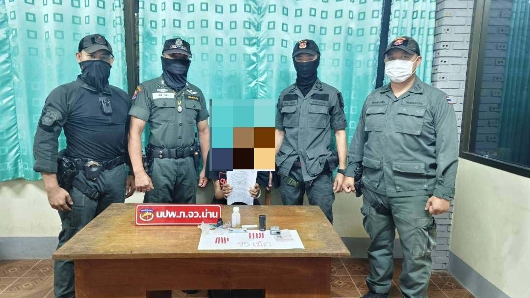 ‘นปพ.น่าน’จับคาด่าน‘ปอน บ้านสถาน’ ยึดยาบ้าซุกบุหรี่ไฟฟ้า-ขากางเกง