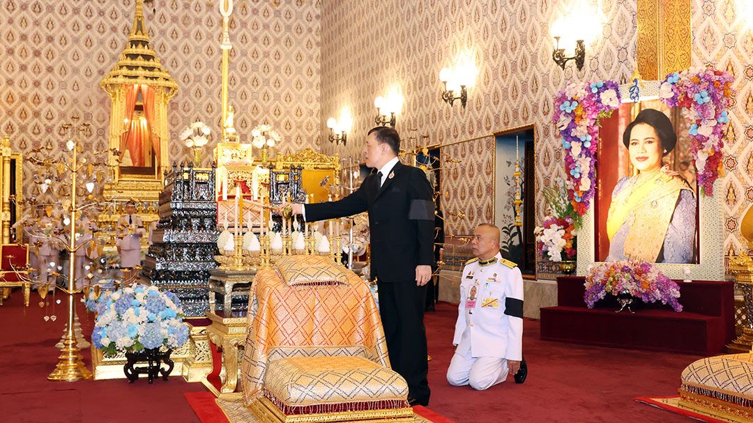 'ในหลวง-พระราชินี'เสด็จฯทรงบำเพ็ญพระราชกุศลพระพิธีธรรมสวดพระอภิธรรมพระบรมศพ'สมเด็จพระพันปีหลวง'
