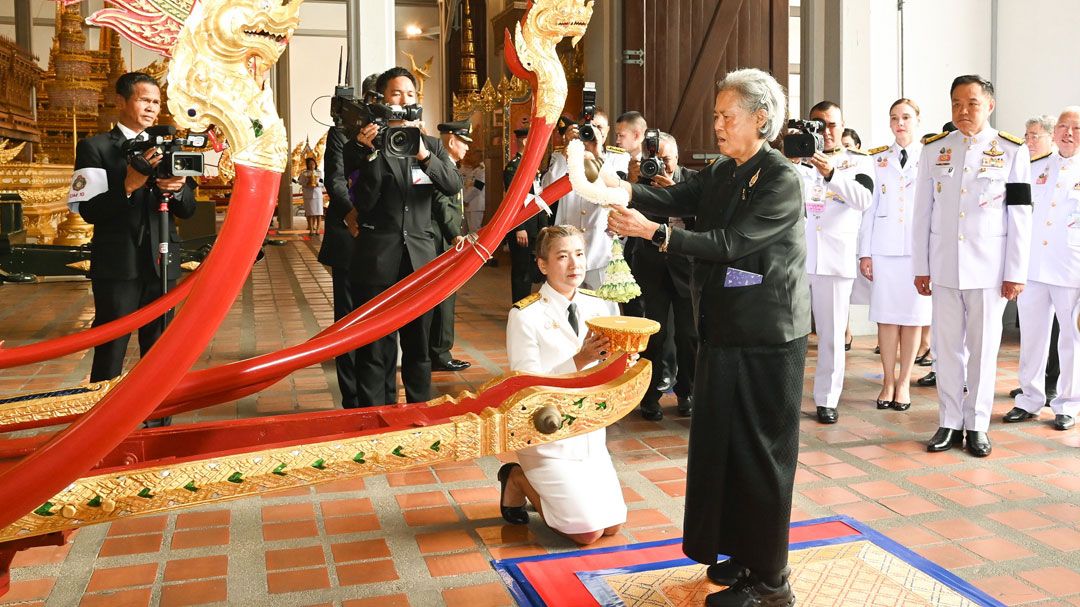 กรมสมเด็จพระเทพฯ ทรงบวงสรวงราชรถ ในพระราชพิธีถวายพระเพลิงพระบรมศพ 'พระพันปีหลวง'